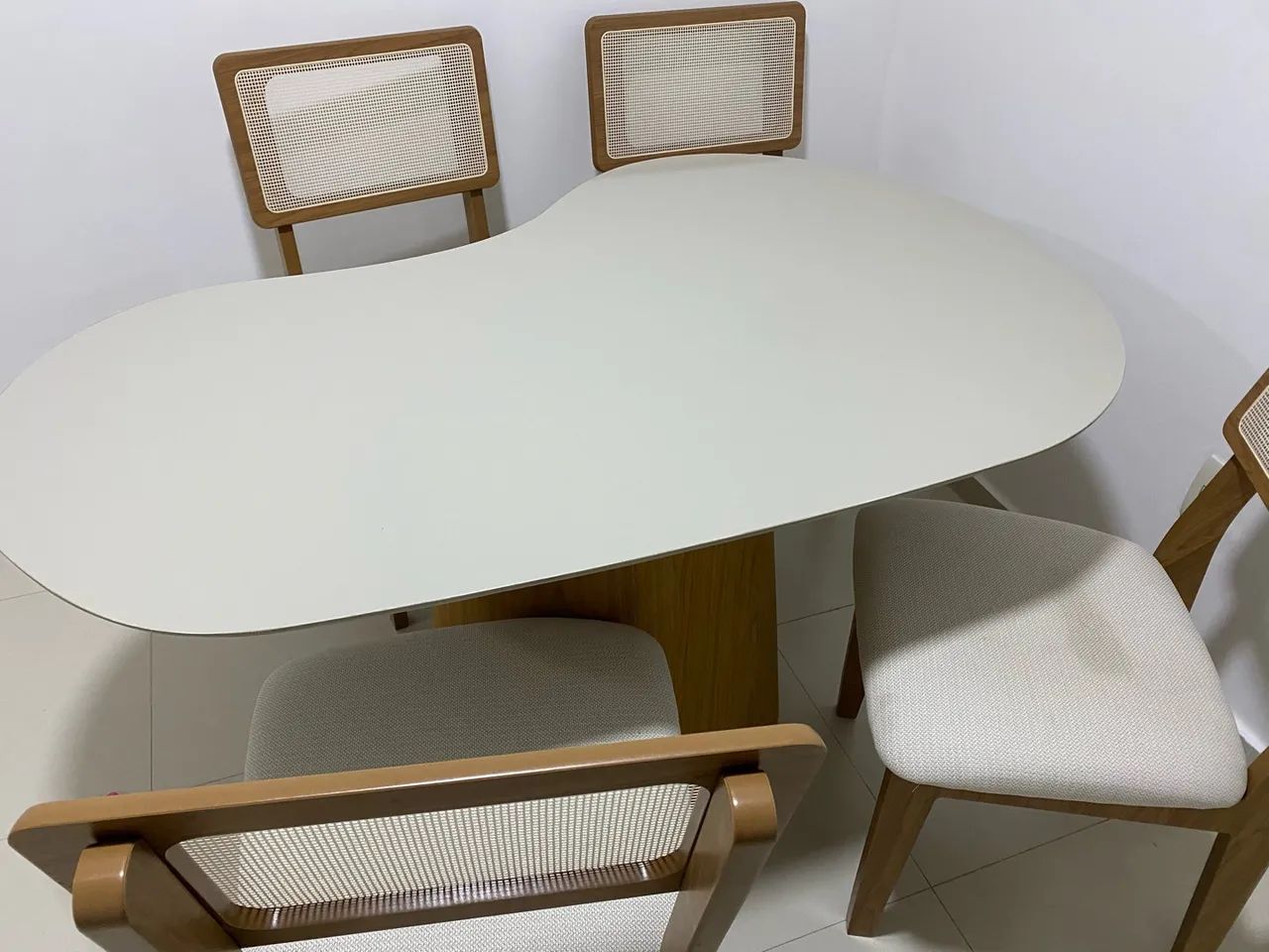 Mesa bean orgânica com 4 cadeiras