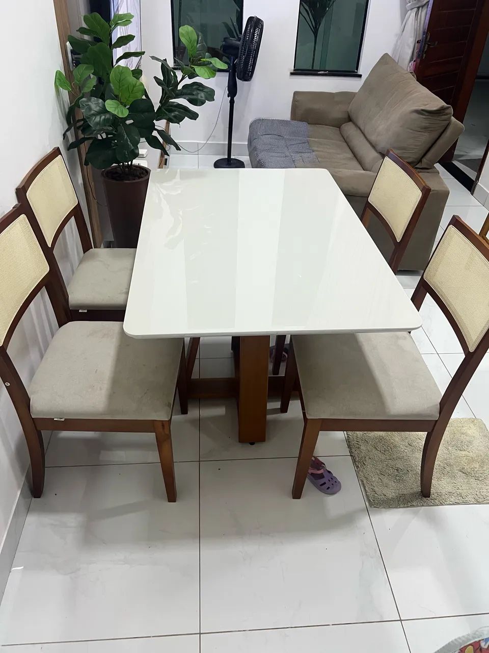 Conjunto de mesa de jantar com 4 cadeiras - R$ 2.800 - Foto 2
