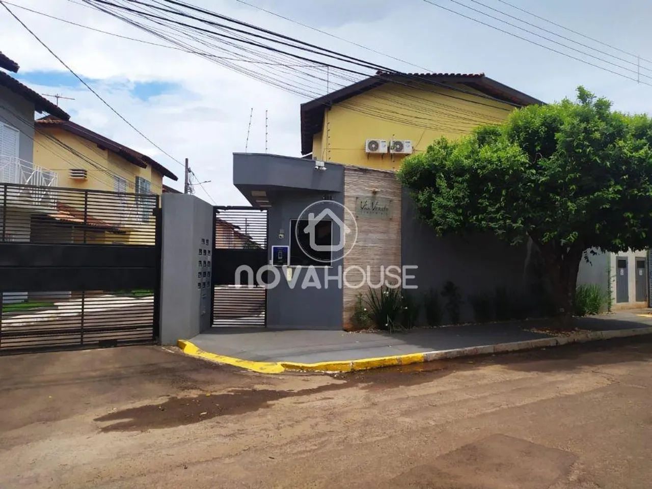 CASA EM CONDOMÍNIO