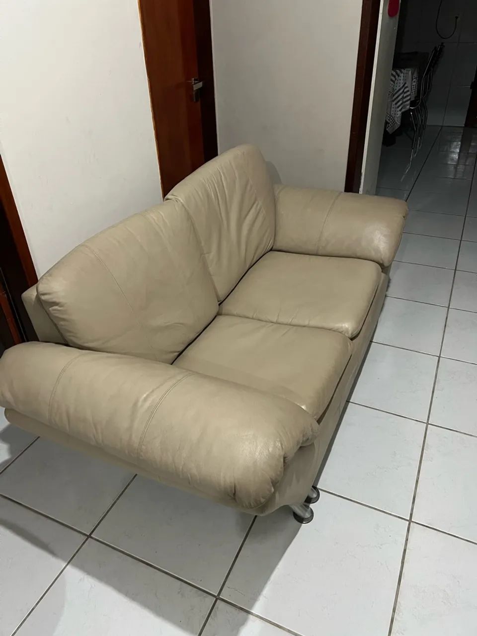 Sofá em couro 2 lugares com mesinha lateral  - Foto 3