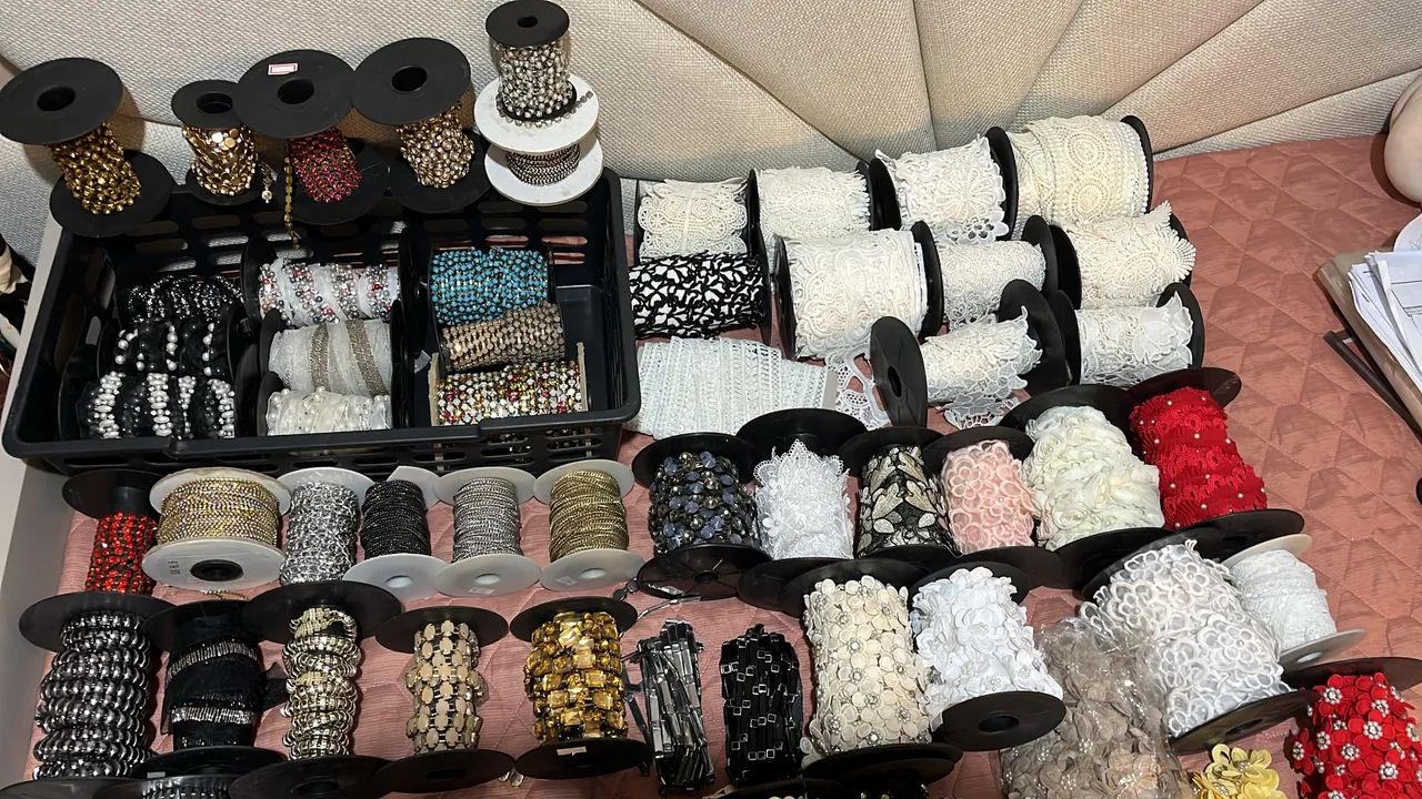 Título do Anúncio: Lote Fechado De Pedrarias E Rendas Para Costura E Customização  - Foto 3