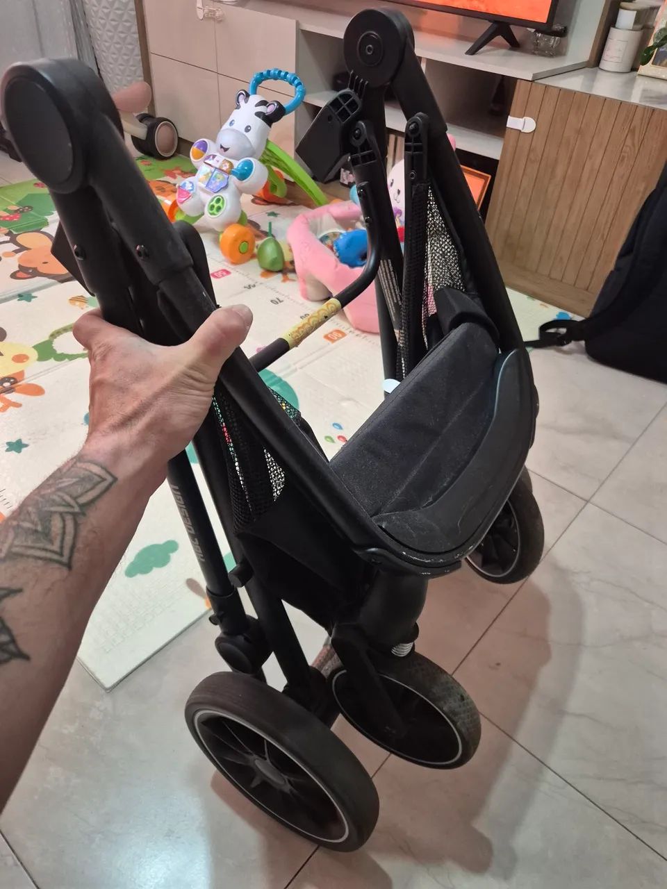Carrinho de bebê com Moisés e bebê conforto da marca ABC DESIGN - Preto  - Foto 4
