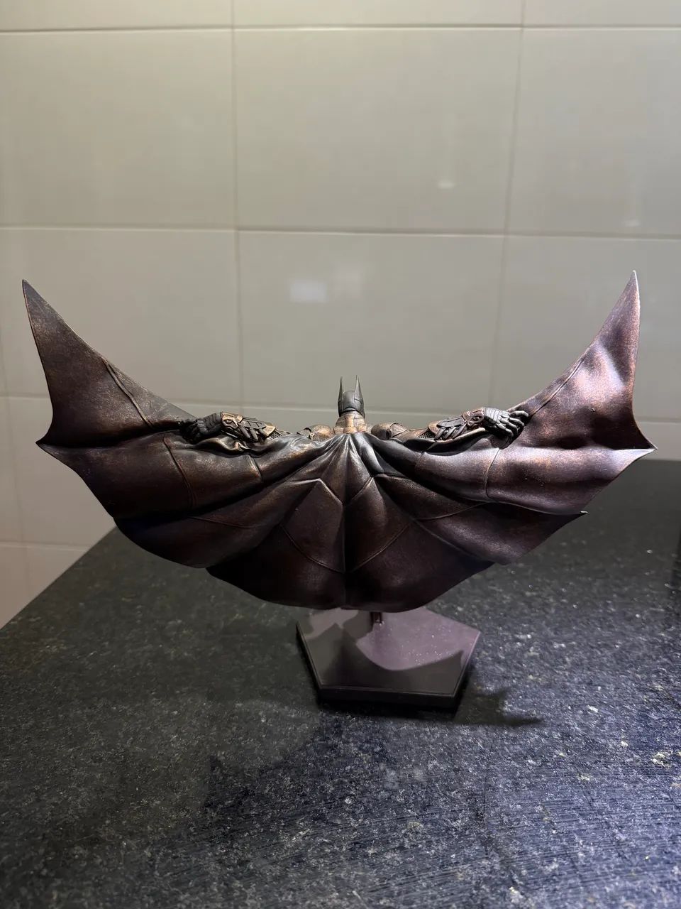 Batman Iron Studios Arkham Bronze Exclusiva Rock In Rio 2017 (Usado) - Foto 4