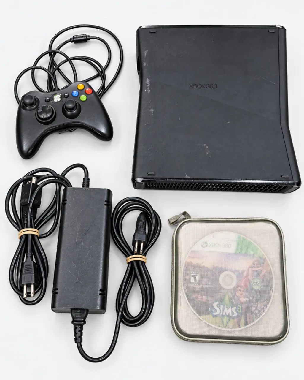 Xbox 360 Slim com controle, fonte e cabos