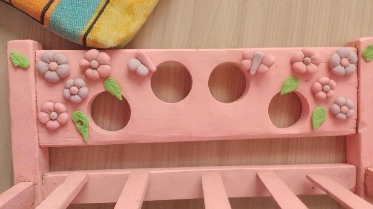 Cama de madeira para bonecas