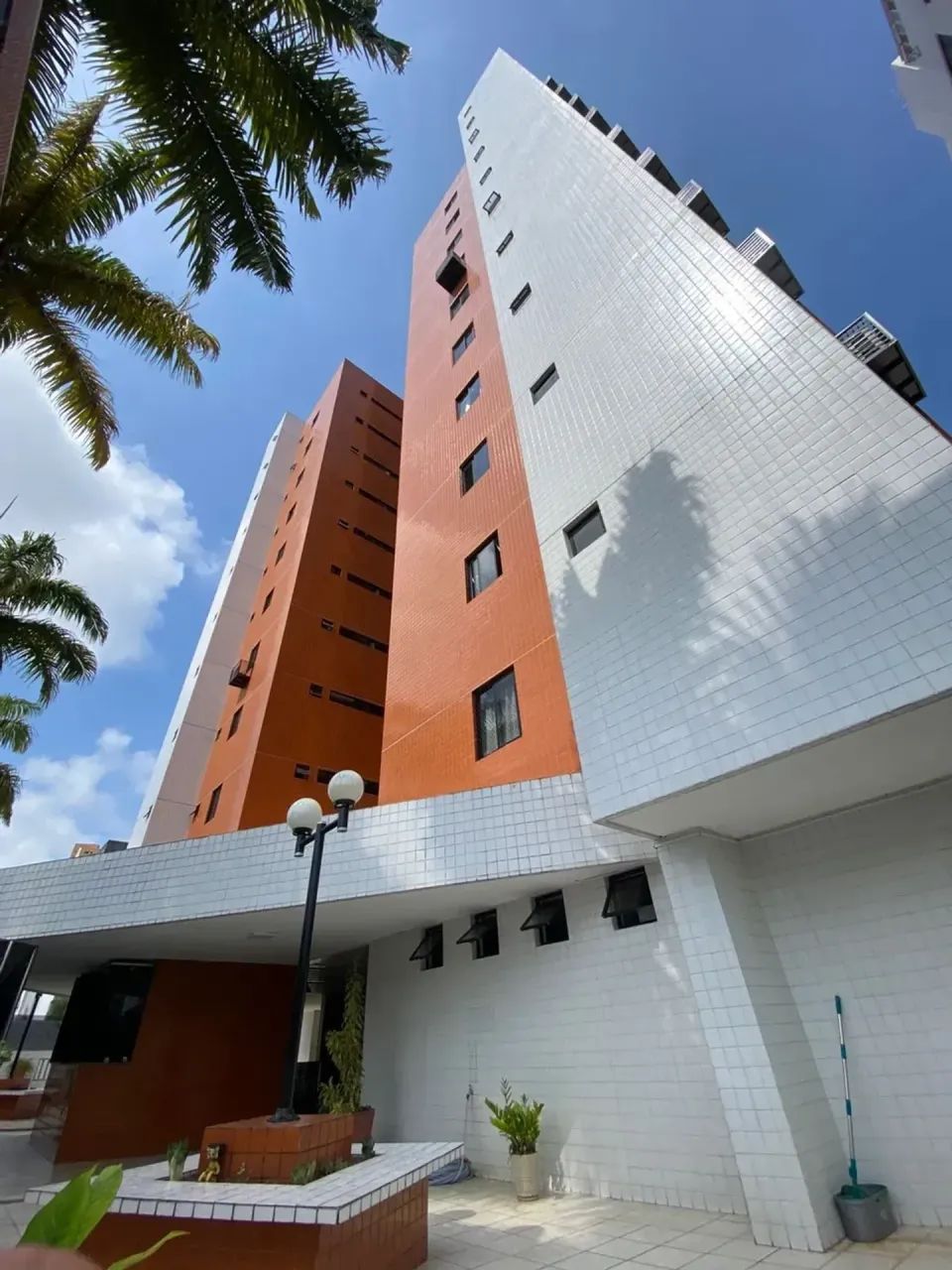 ALUGA-SE APTO COM 3 QUARTOS EM MIRAMAR MOBILIADO