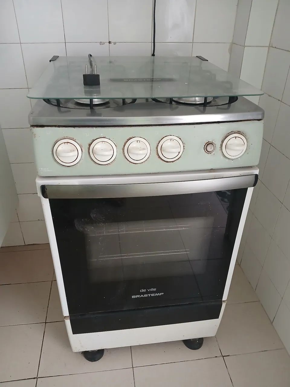 Fogão retrô, funcionando perfeitamente 
