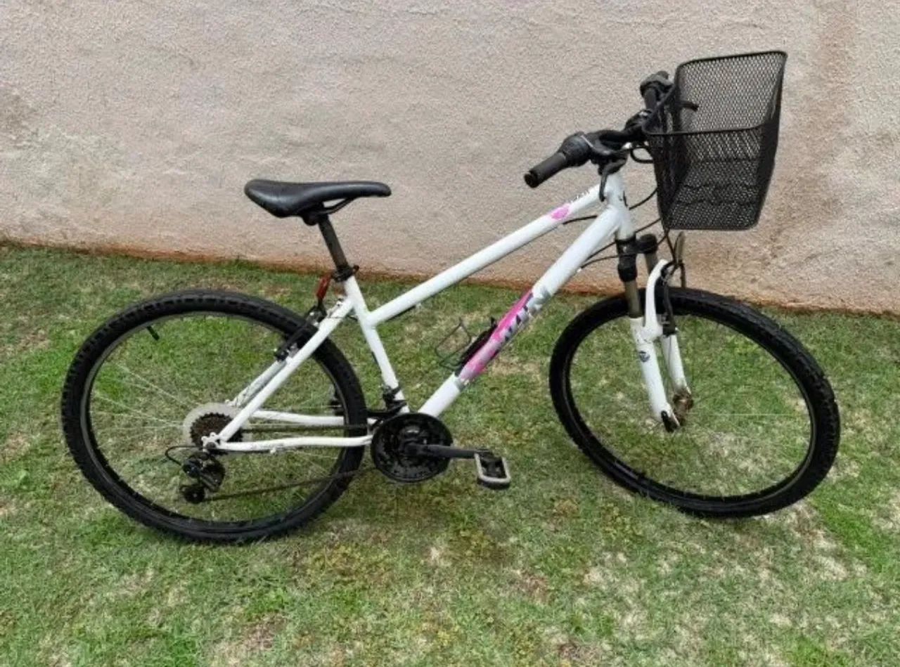 Bicicleta B'Twin Rockrider 300 - 26 Polegadas, equipada com cesta dianteira preta. - Foto 5