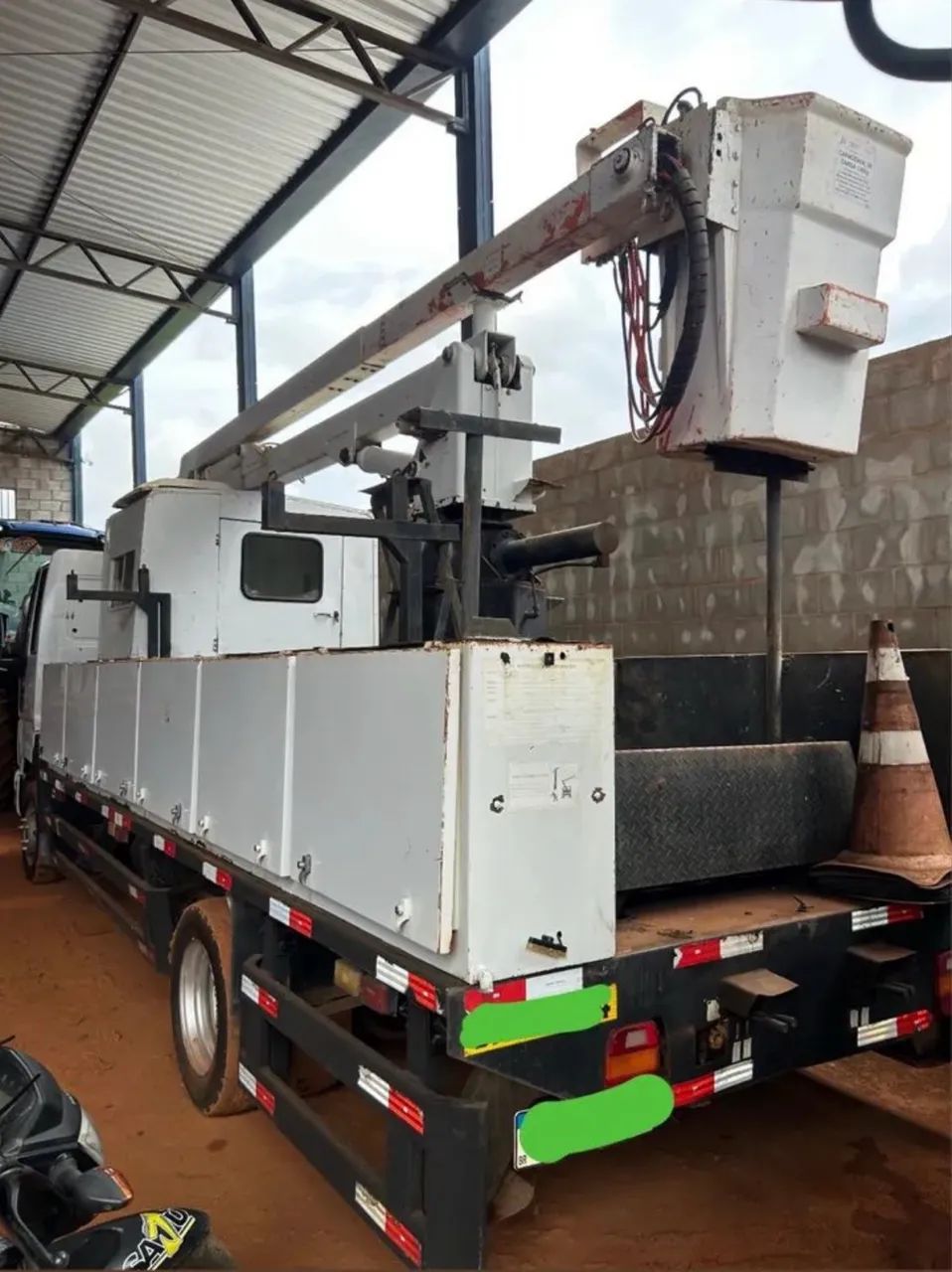 VENDE-SE CAMINHÃO CESTO AÉREO - Foto 4