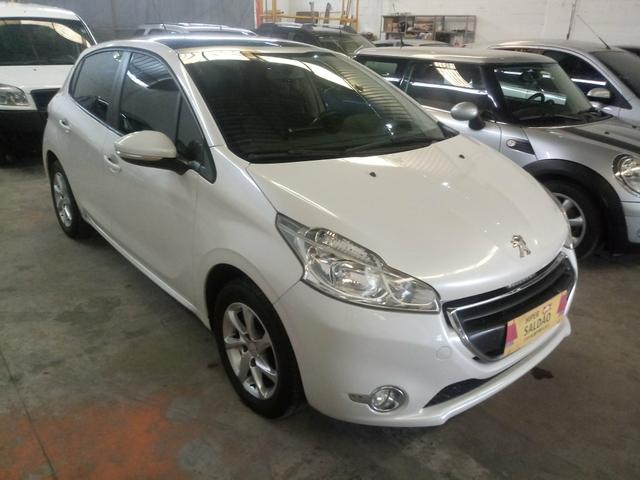 Peugeot 208 Allure com Teto