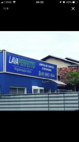 Placas e fachada