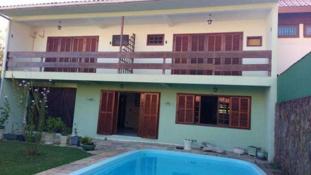 Casa à venda com 4 dormitórios e 4 suítes no bairro Parque São Jorge em Florianópolis