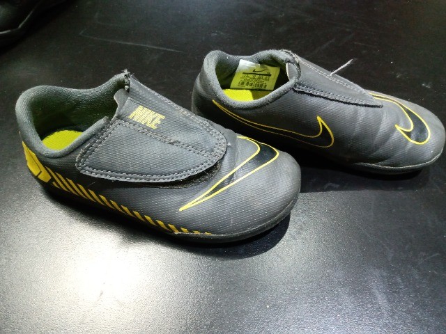 Chuteira Nike - cinza com amarelo