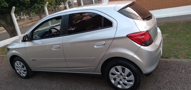 CHEVROLET ÔNIX 1.4 5 PORTAS CARRO DE PROCEDÊNCIA BEM CONSERVADO