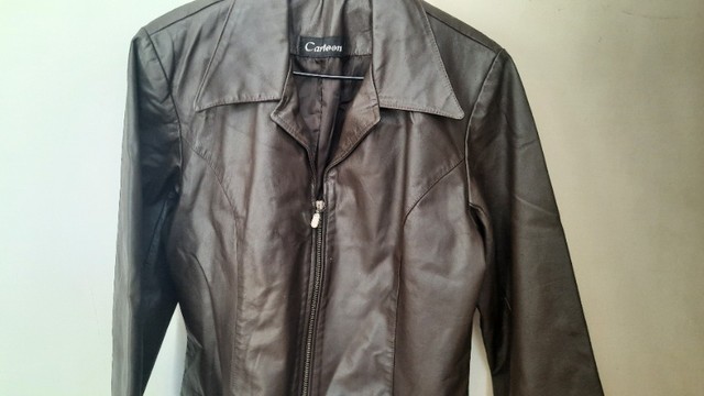 Vendo jaqueta de couro feminina tam 40 - Foto 2