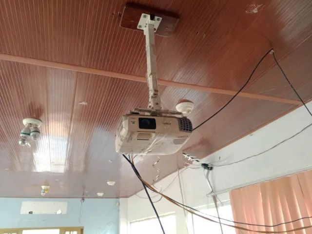 Projetor Epson PowerLite E20 XGA Portátil - 3400 Lumens 3LCD HDMI Branco  