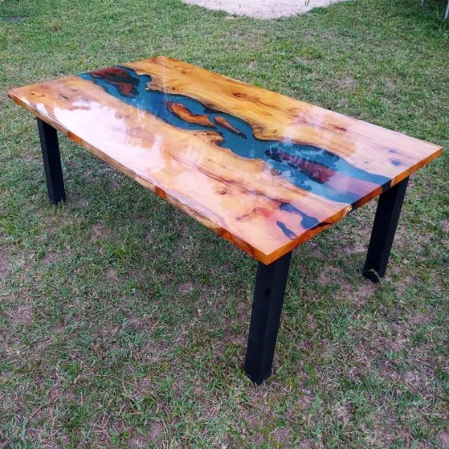 Mesa de jantar em madeira resina