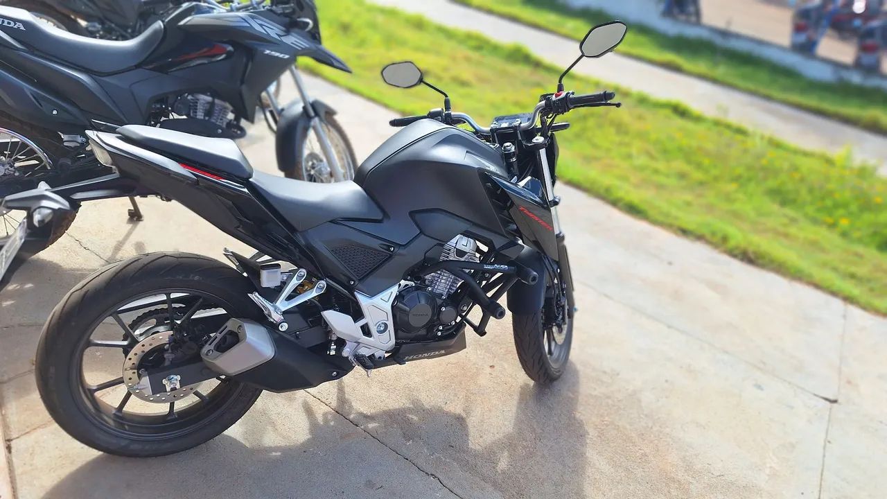 Honda CB300F - Cinza - 2024