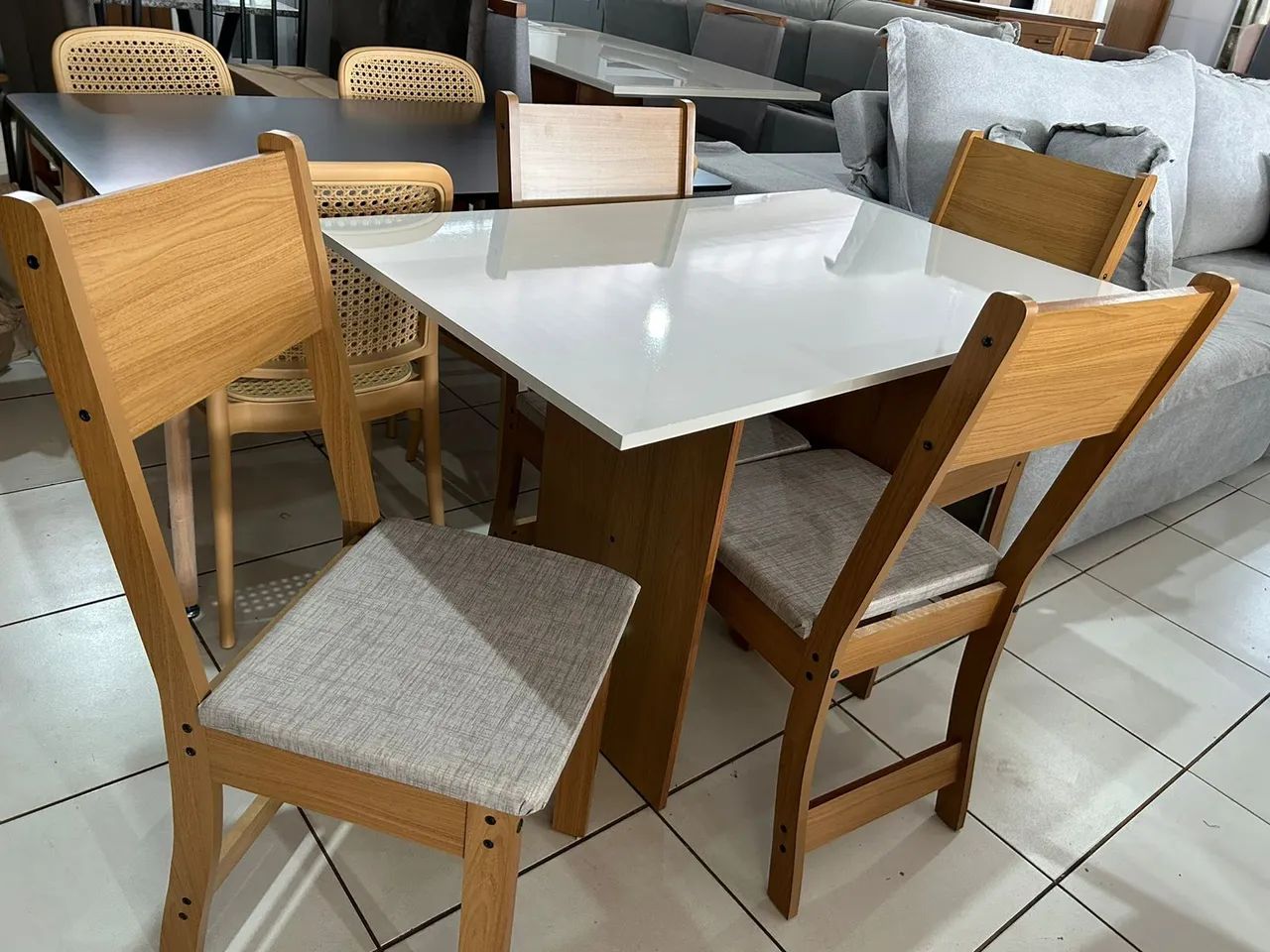 Conjunto de Mesa em MDF e 4 Cadeiras nova - Foto 3