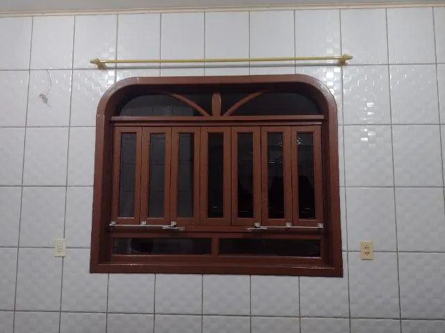 Vendo janela de Itaúba, com vidro e todas as vistas.