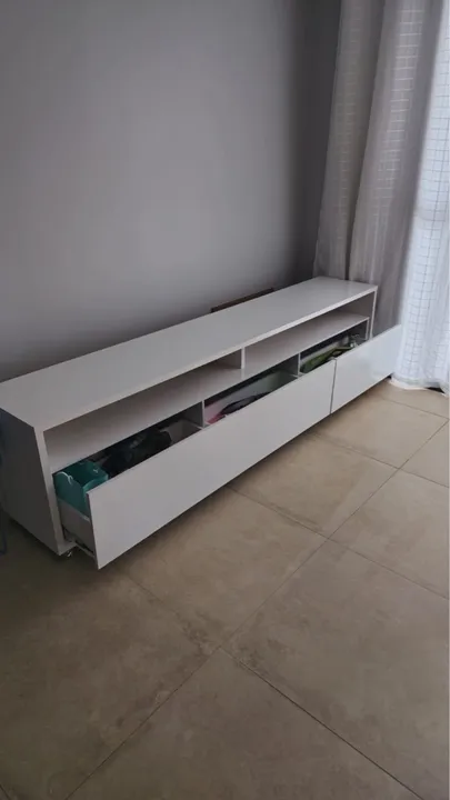 Rack de TV branco com 3 gavetas