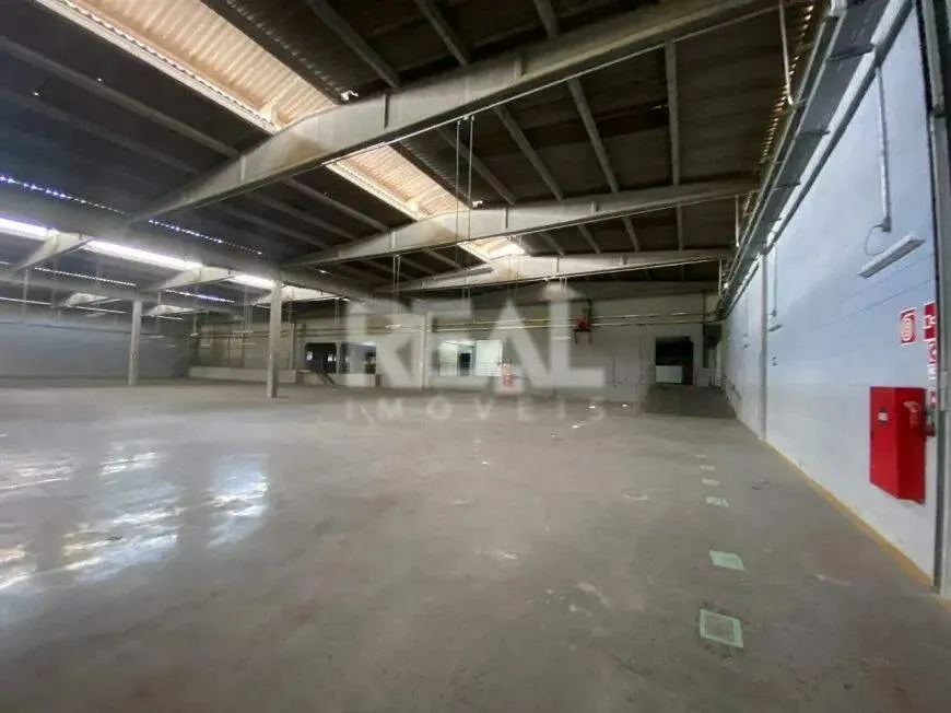 Excelente galpão para locação com 5.500 m² de área construída no bairro São Francisco