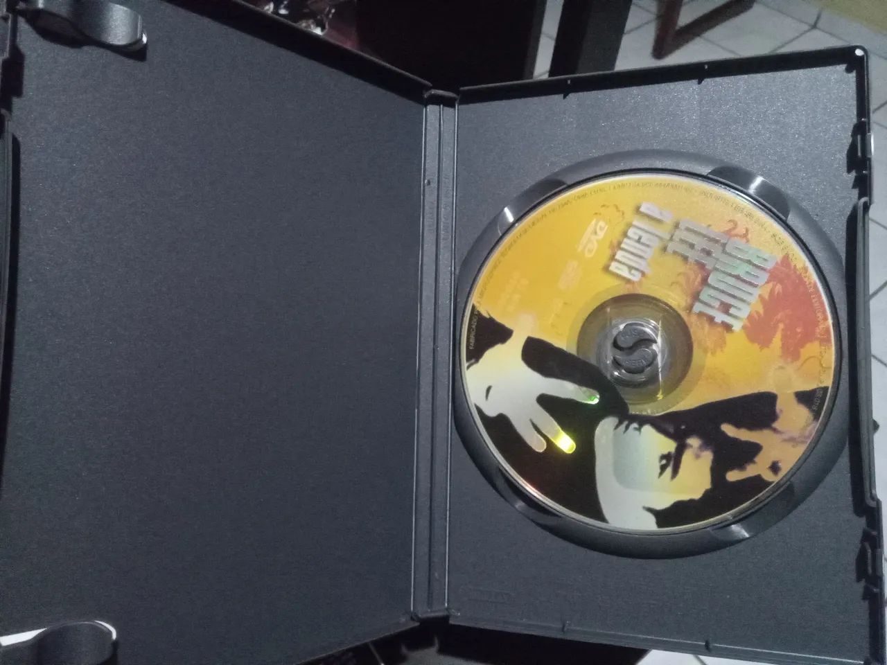 Três DVDs do Bruce Lee dois filmes e um documentário  - Foto 3