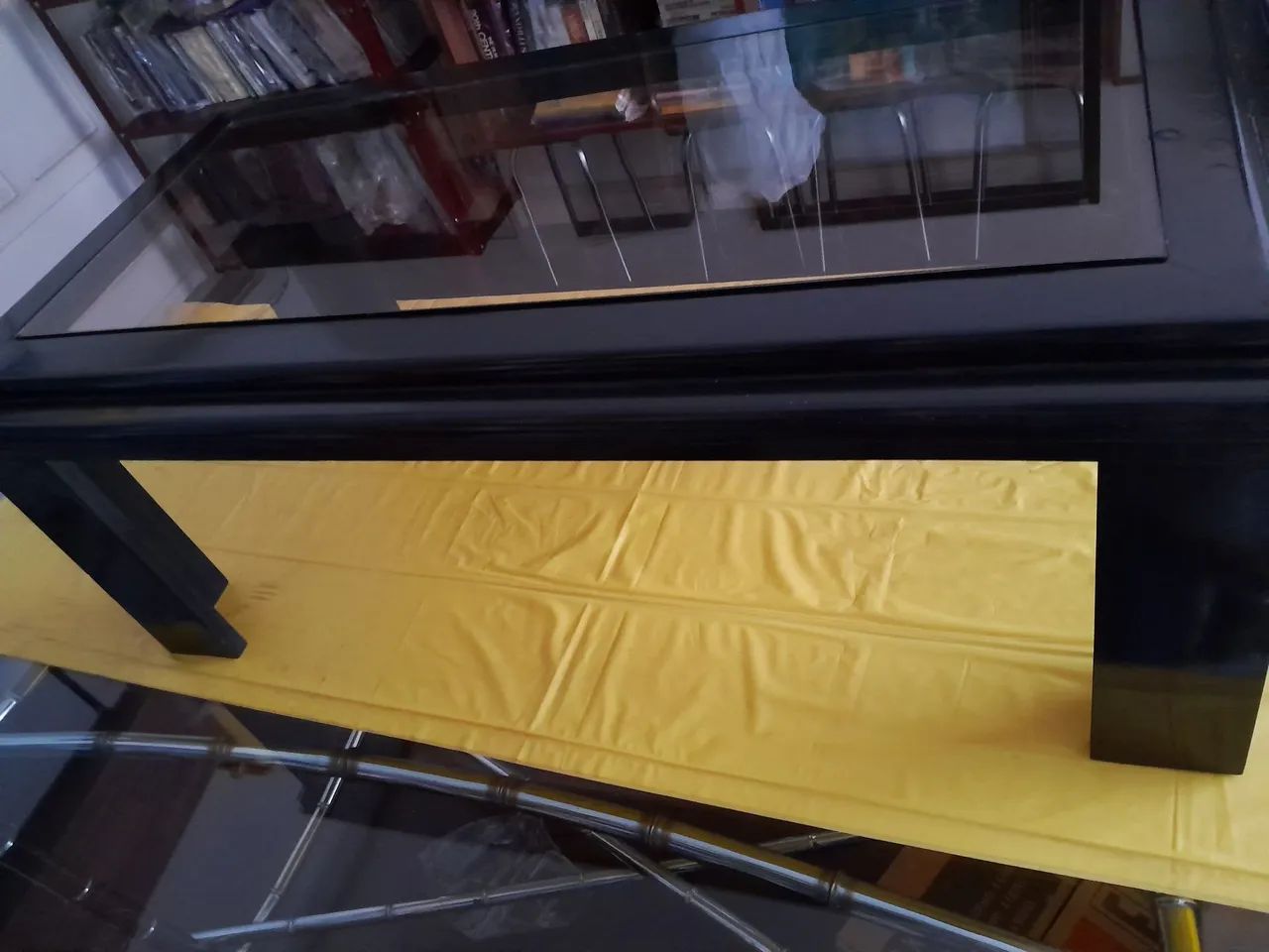 Mesa madeira verniz preto.