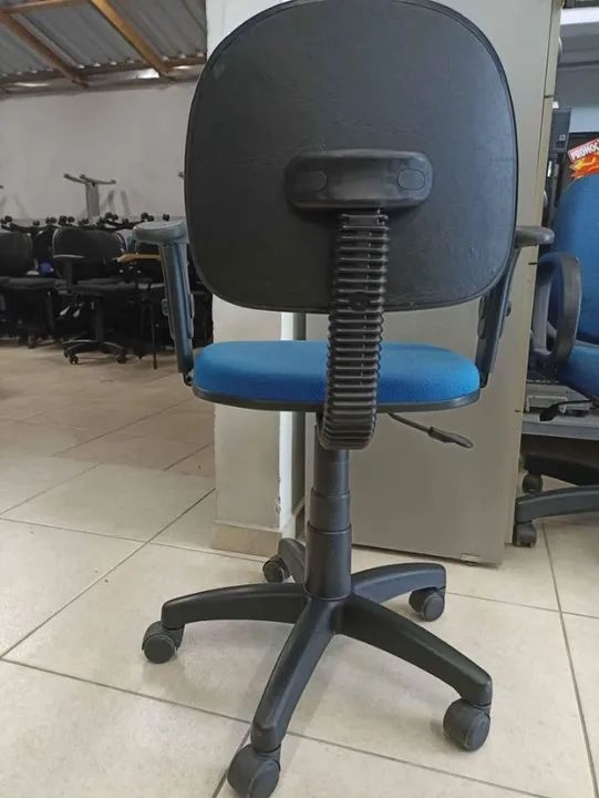 Cadeira de Escritório com Rodinhas e Apoio de Braços Azul Ótimo Estado por apenas 199,00 - Foto 2