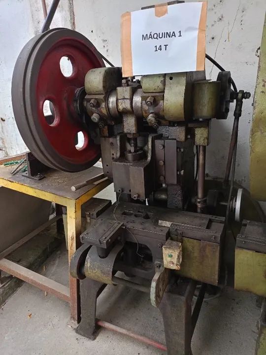 Lote de prensas excêntricas com alimentadores de 12 ton.