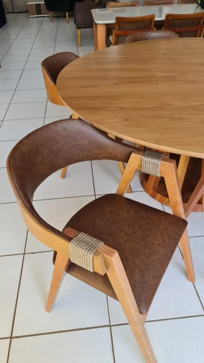 Mesa de Jantar Redonda com 6 cadeiras.