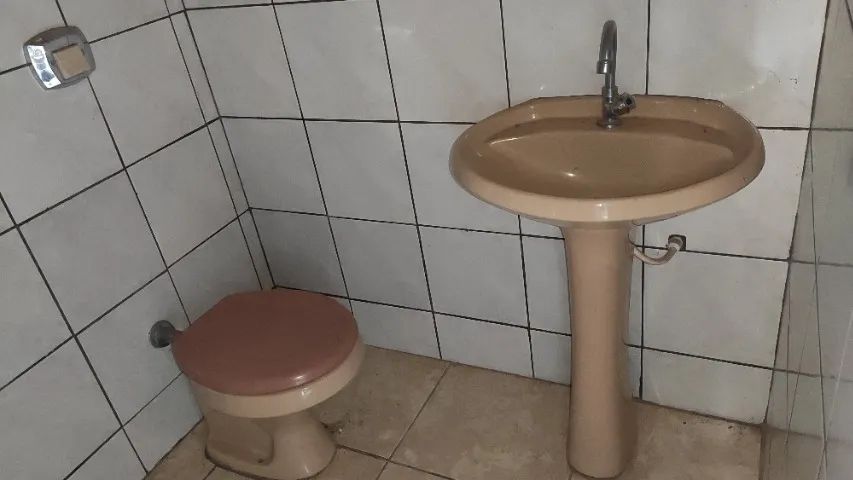 Conjunto de pia e vaso para banheiro marrom