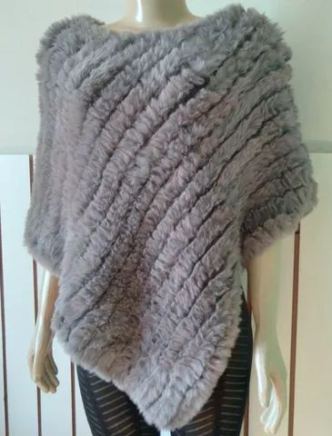 Poncho feminino modelo com bico cavado em lâ e pelo muito macio  - Foto 2