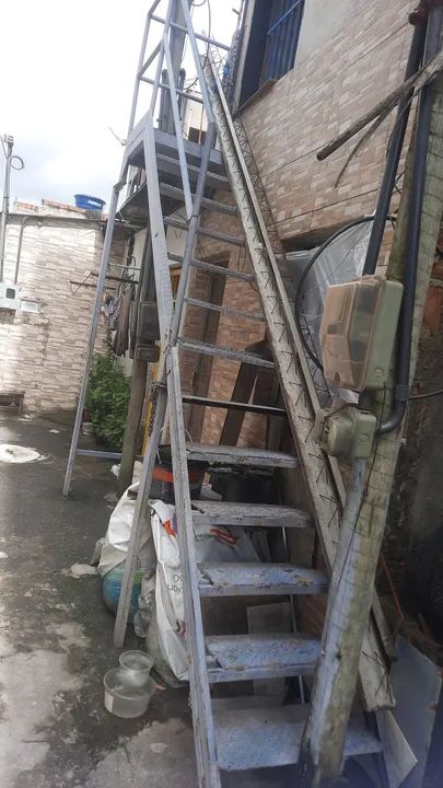 Escada de Ferro 3 metros tem que retirar do local. Ela desparafusa a metade.