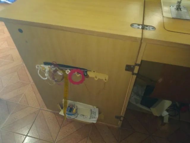 Máquina de Costura Singer Facilita 43 com gabinete - Foto 3