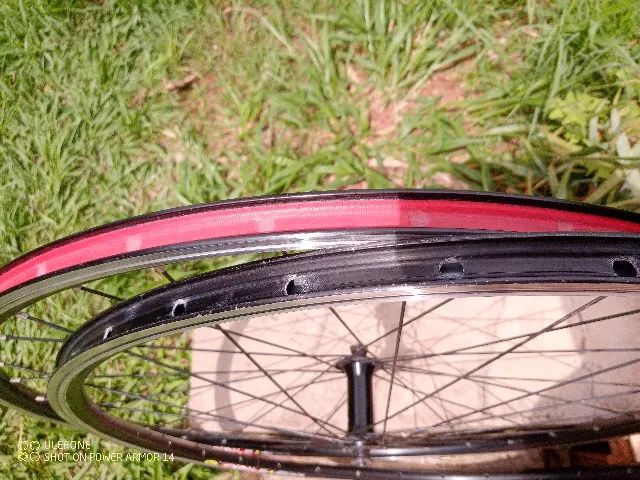 Par de aros Mavic CXP22 aro 700 semi novos, brinde cubo dianteiro Shimano e enraiação.  - Foto 2