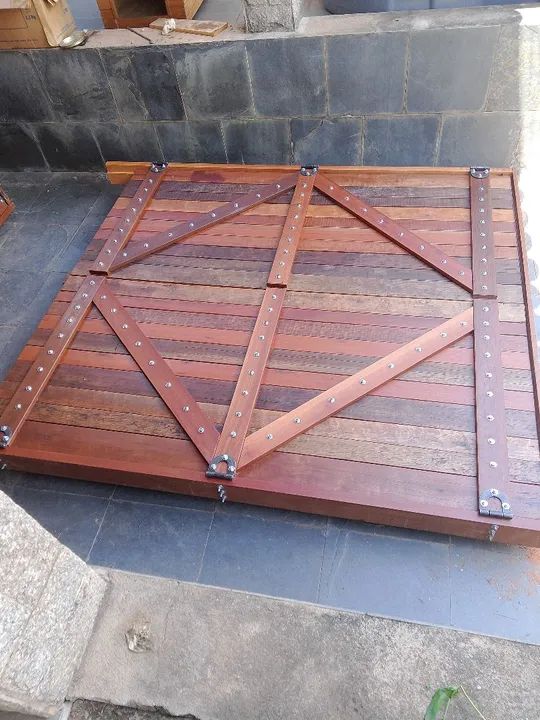 Porta de madeira maciça com detalhes em ferro - Foto 2
