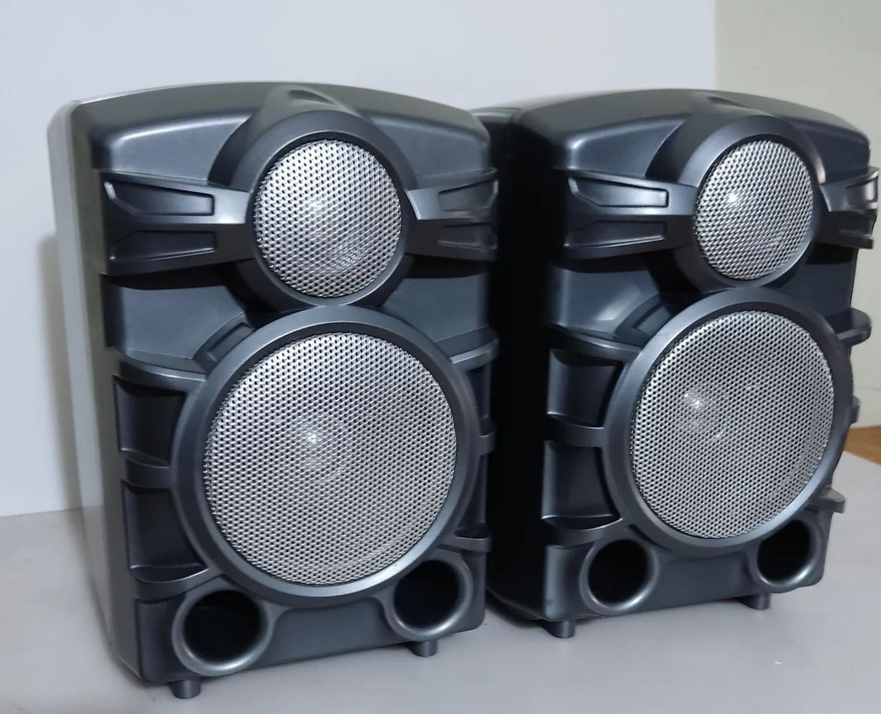2 Aiwa speaker boxes64286076236930122