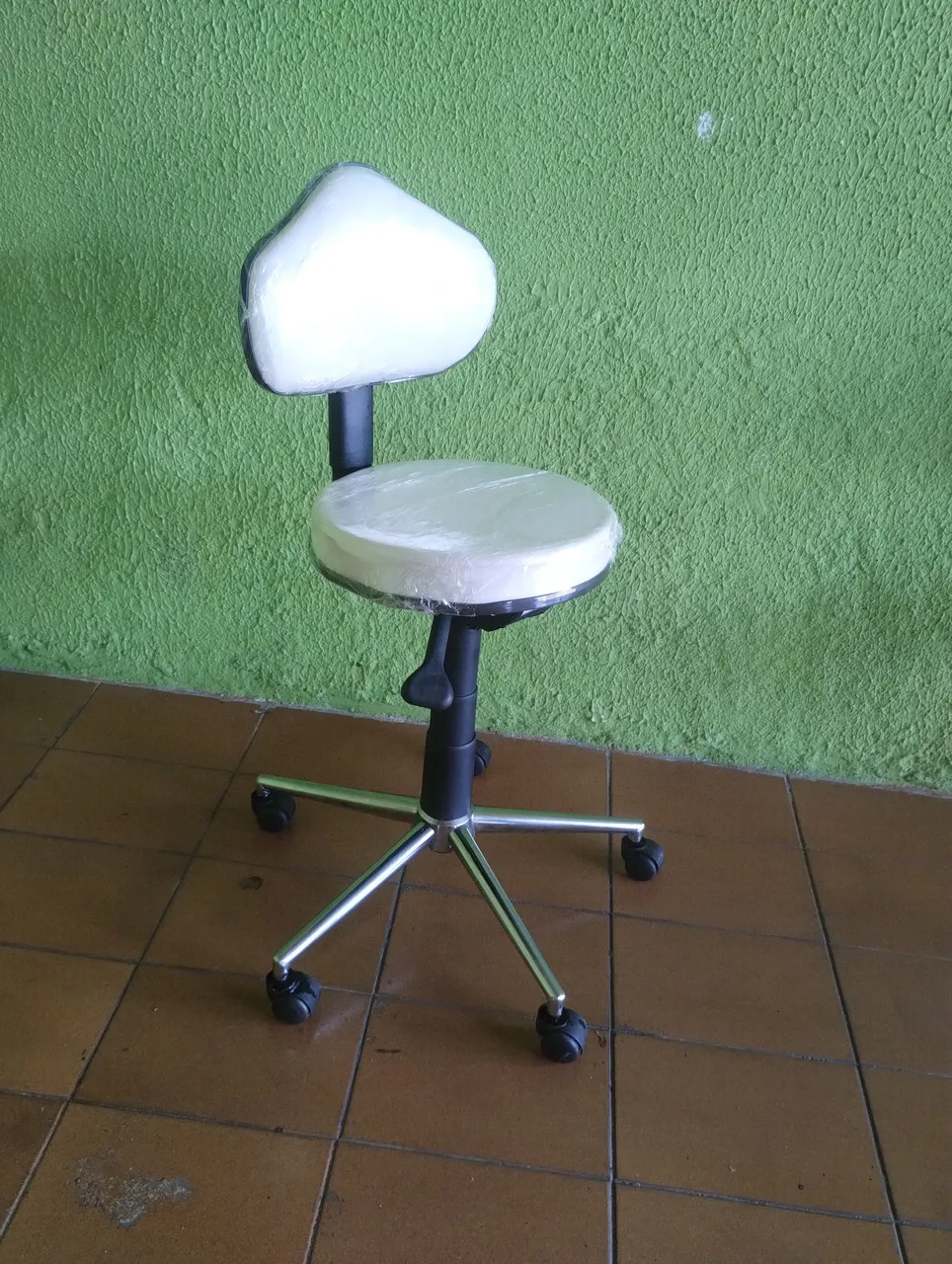 Cadeira mocho Giratória no corvim branco
