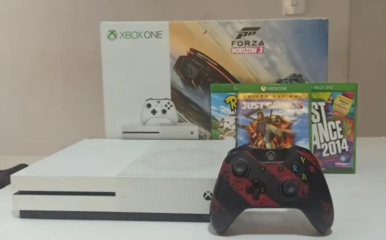 Xbox One S 1Tb com controle preto e vermelho, aceito cartão. 