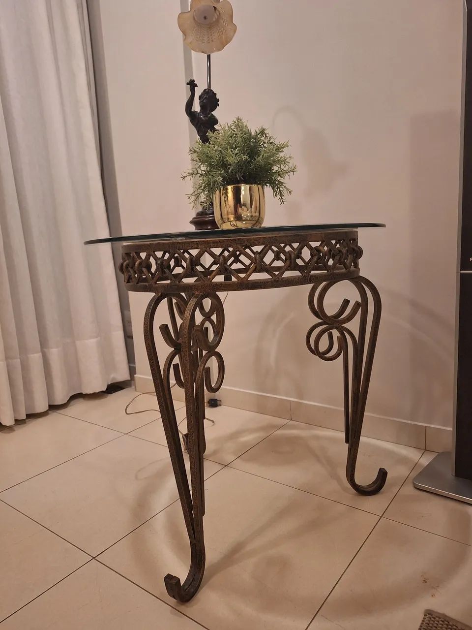 Mesa de Canto com Detalhes em Ferro Dourado - Foto 2