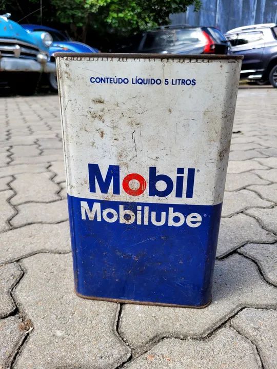 Duas latas antigas óleo Mobil