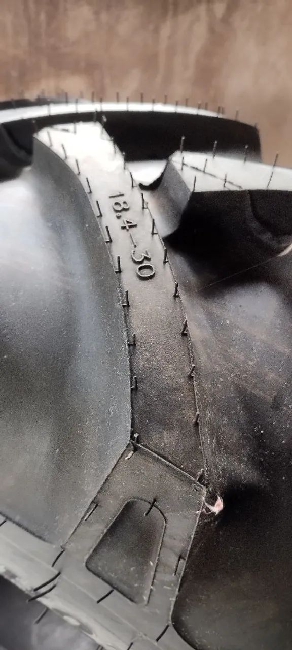 Pneu de Trator Malhotra 18x4x30x12 lonas estão duplados  - Foto 2