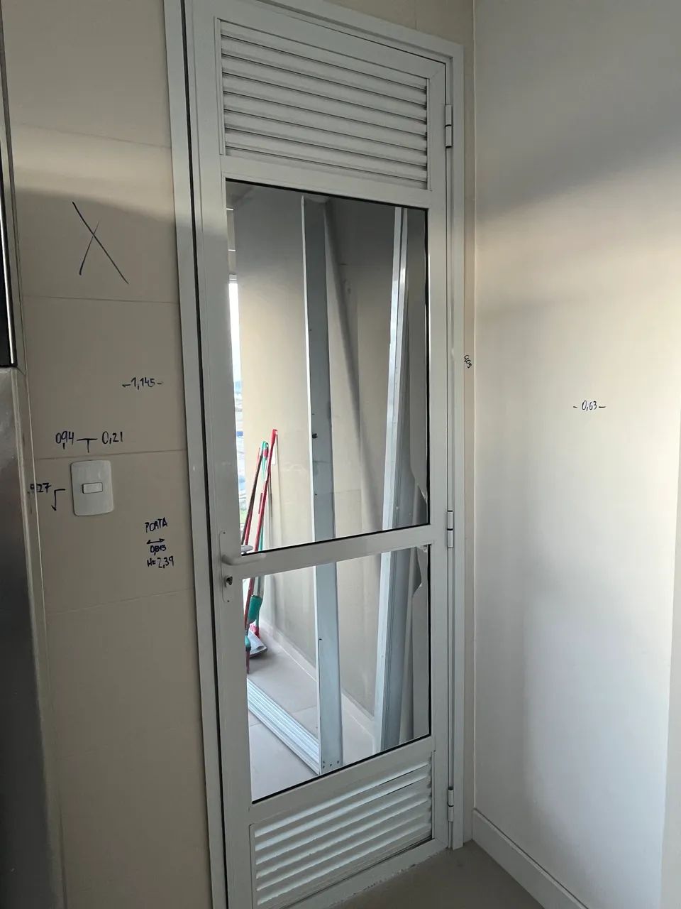 Porta alumínio branca com vidro temperado 