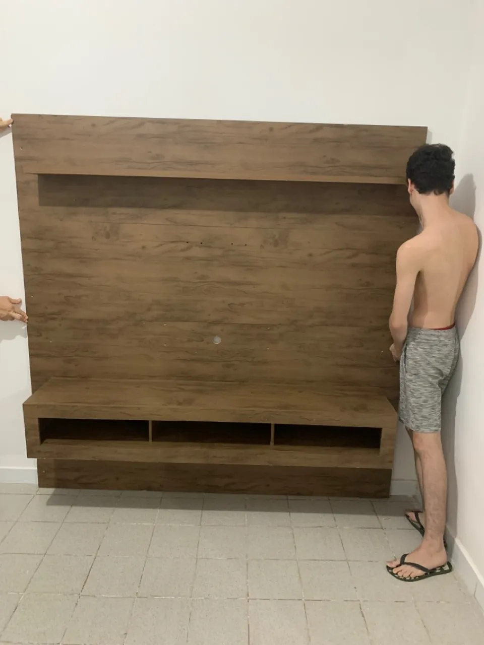 Painel de TV Suspenso com Prateleira e Nichos