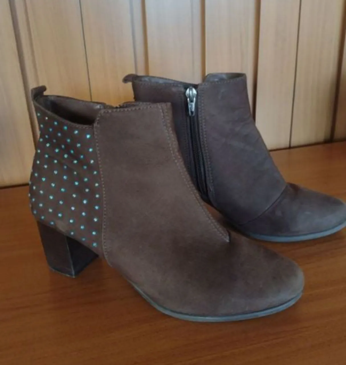 Botas Femininas de Couro Marrom com Detalhes