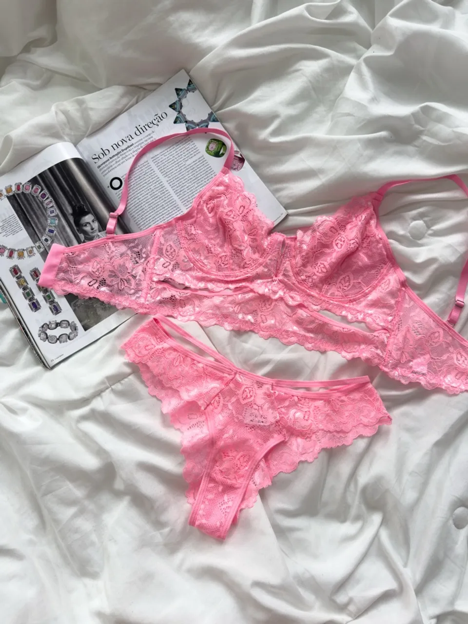 Conjunto de lingerie rosa em renda