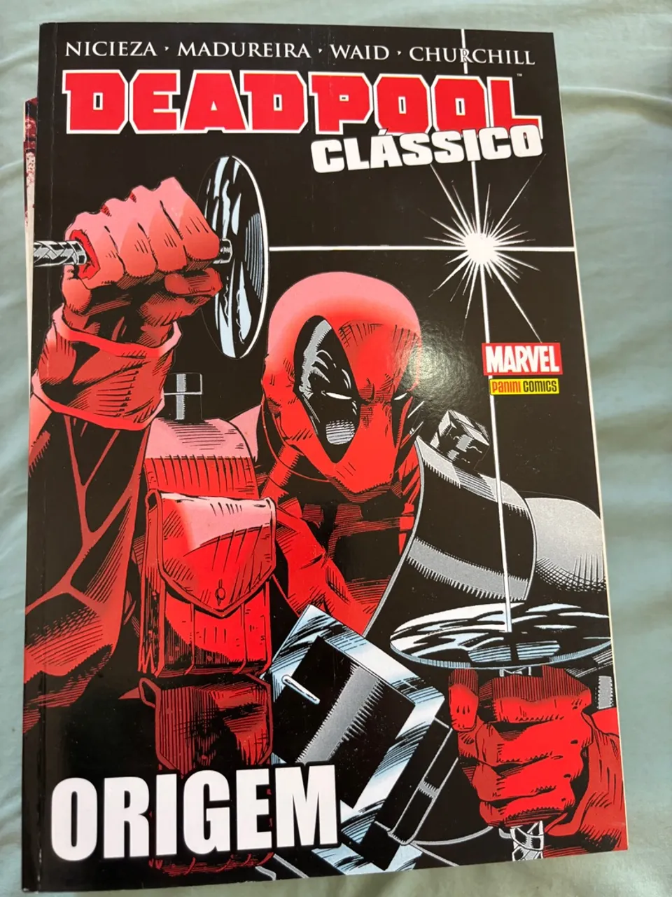 Deadpool Clássico 01 e Aranhaverso 001