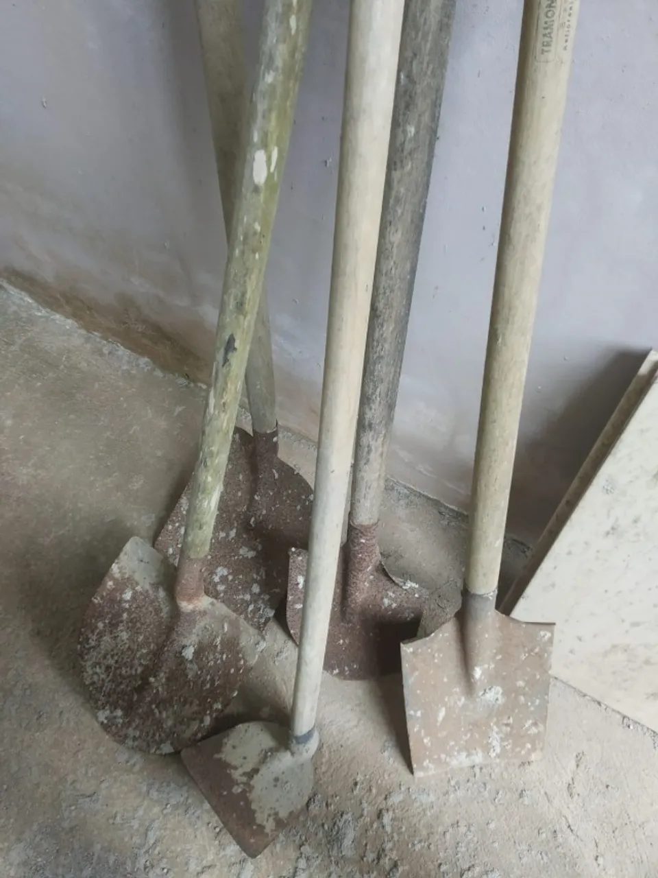 Conjunto de pás para obra ou jardinagem - usadas e resistentes