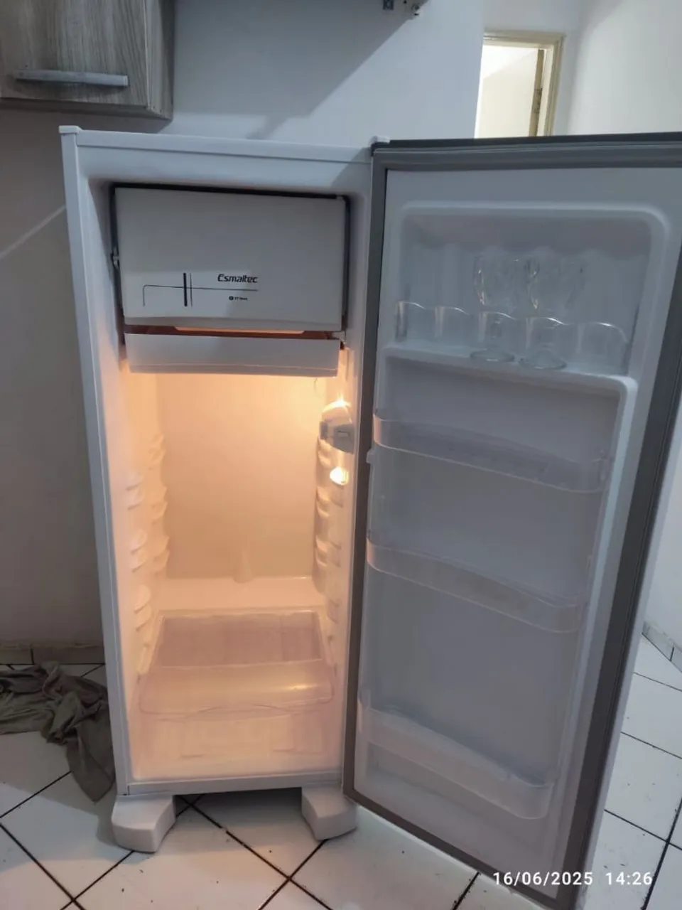Geladeira Esmaltec - Compacta e Eficiente